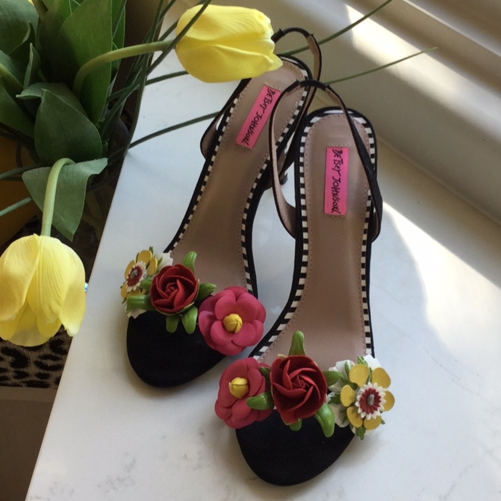 SIZE 11 GORGEOUS FLORAL HEELS!